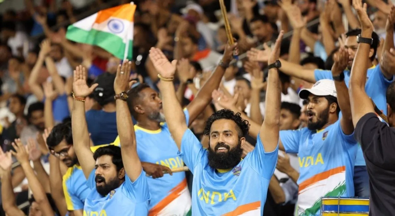 Aficionados de la Selección India celebran un gol. 